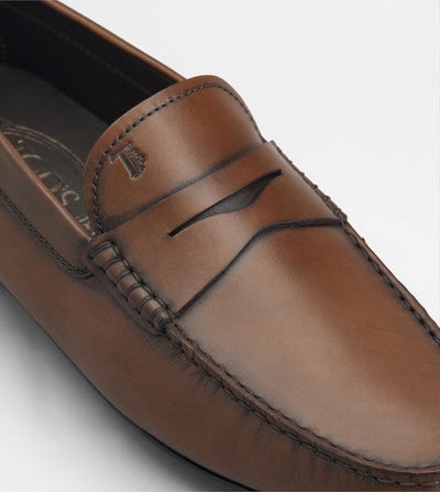 S801 TOD'S leather driver loafers.